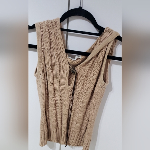 Charlotte Russe Hooded Sleeveless Sweater - Picture 9 of 10